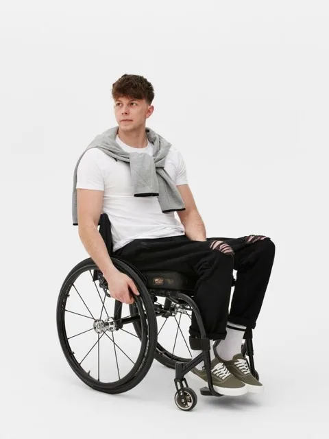 Homme en fauteuil roulant