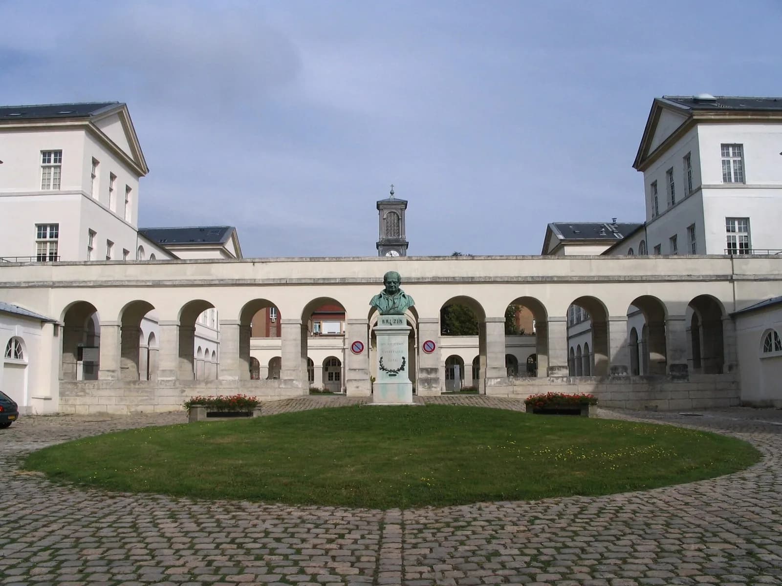 Hôpital Raymond-Poincaré (AP-HP), à Garches (Hauts-de-Seine)